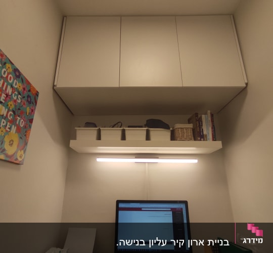 מחשב על שולחן עבודה עם מדף עליון